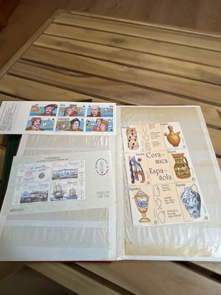 Clasificador de sellos con sellos y hojitas.