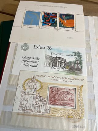 Clasificador de sellos con sellos y hojitas.