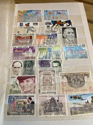 Clasificador de sellos con sellos y hojitas.