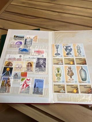 Clasificador de sellos con sellos y hojitas.