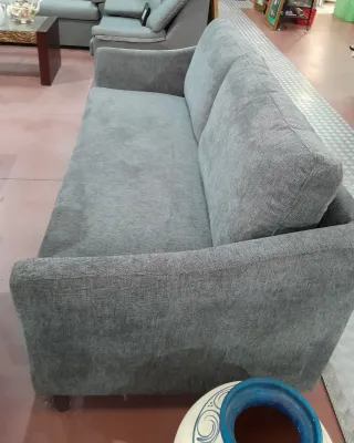 Sofá 3 plazas gris aterciopelado