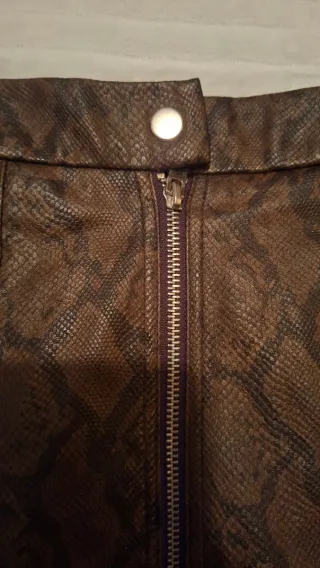 Falda efecto piel serpiente Stradivarius