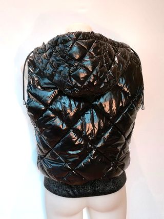 Guess Gilet nero trapuntato lucido con cappuccio