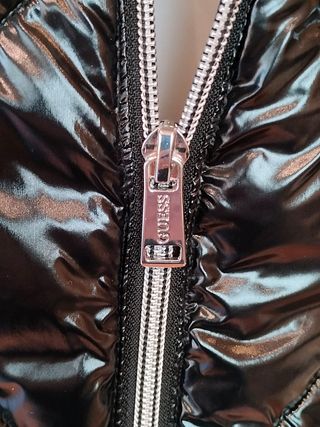 Guess Gilet nero trapuntato lucido con cappuccio