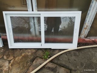 Ventanas blancas de aluminio con cristal opaco