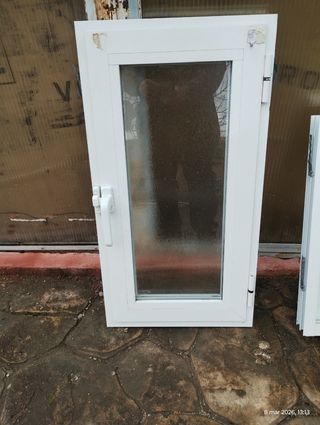 Ventanas blancas de aluminio con cristal opaco