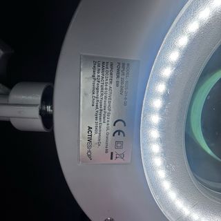 Lámpara de pie con lupa