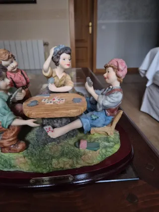 Figura niños jugando a las cartas marmolina