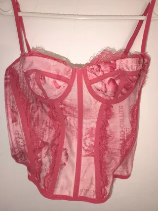 Corsé rosa con estampado floral y encaje