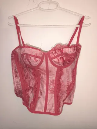 Corsé rosa con estampado floral y encaje