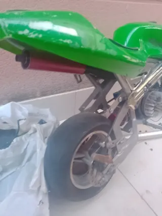 Minimoto deportiva verde y negra