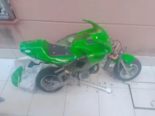 Minimoto deportiva verde y negra