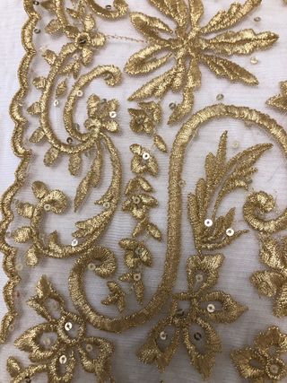 Manteleta y delantal fallera oro y  tul blanco