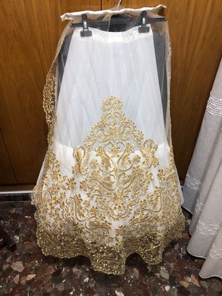 Manteleta y delantal fallera oro y  tul blanco