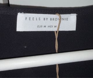 Blusa negra asimétrica con volante