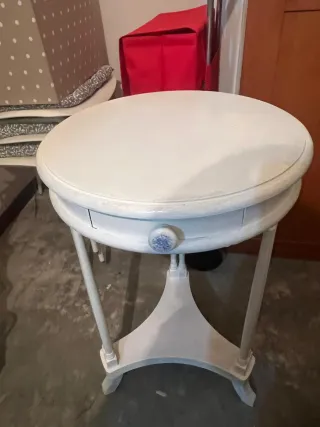 Mesa redonda blanca con cajón.Más en mi perfil