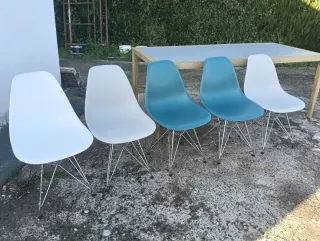 Mesa, sillas y felpudo