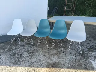 Mesa, sillas y felpudo