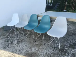 Mesa, sillas y felpudo