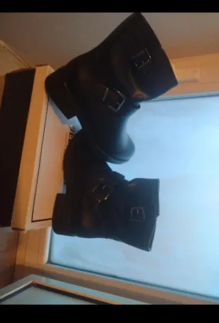 Stivaletti neri con cinghie