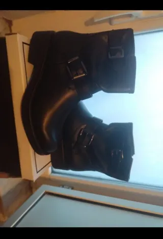 Stivaletti neri con cinghie