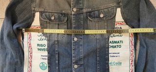 Giubbotto jeans customizzato con patch riso