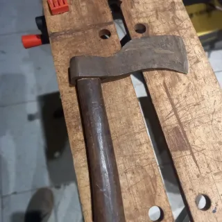 Hacha antigua hecha por herrero