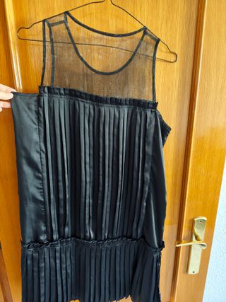 Vestido negro plisado con transparencias - Talla M