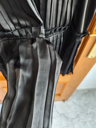 Vestido negro plisado con transparencias - Talla M