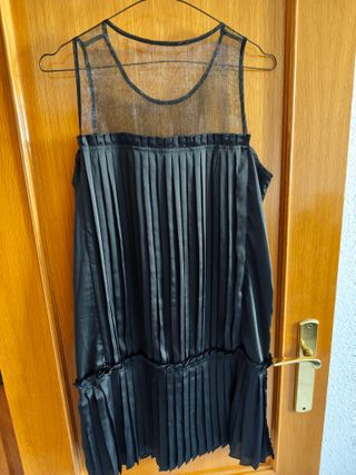 Vestido negro plisado con transparencias - Talla M
