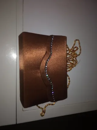 Bolso de fiesta marrón con cadena dorada
