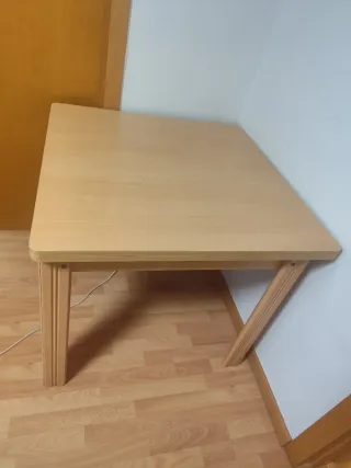 Mesa de comedor de madera