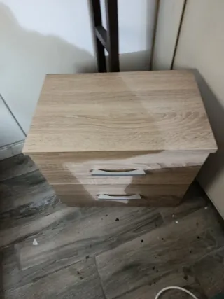 2 Mesitas de noche de madera