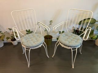 2 sillas forja estilo vintage. Recogida aquí.