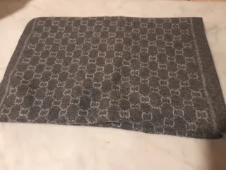 Bufanda Gris, gorros y guantes.