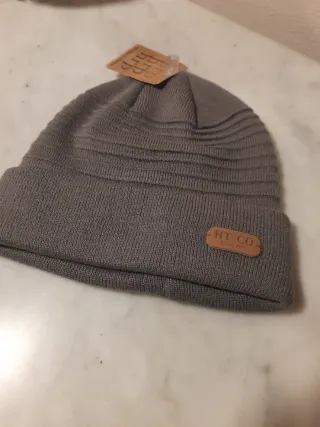 Bufanda Gris, gorros y guantes.