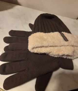 Bufanda Gris, gorros y guantes.