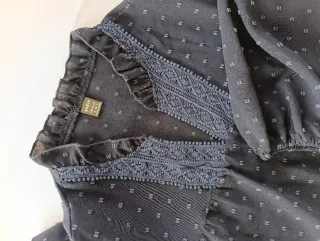 Blusa azul marino con topos bordados