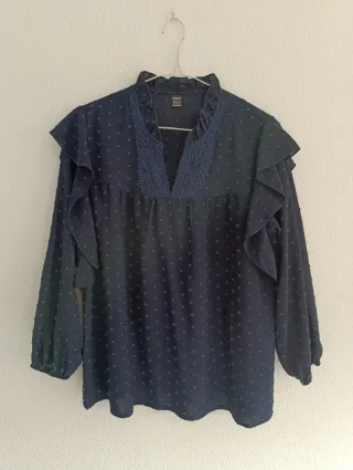 Blusa azul marino con topos bordados