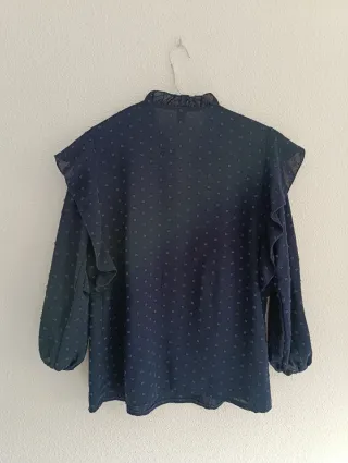 Blusa azul marino con topos bordados