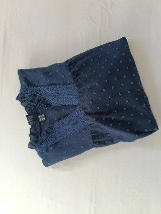 Blusa azul marino con topos bordados