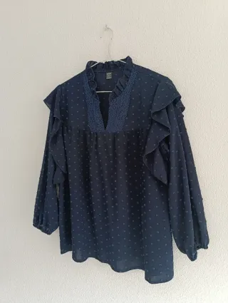 Blusa azul marino con topos bordados