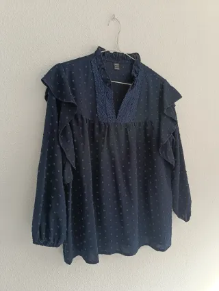 Blusa azul marino con topos bordados