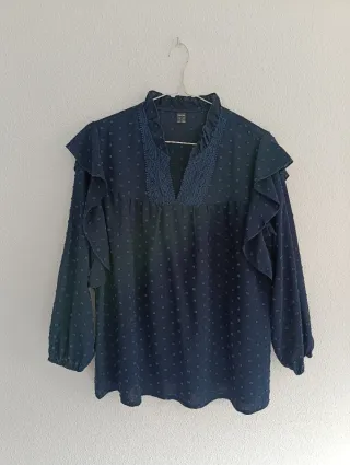 Blusa azul marino con topos bordados