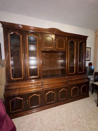 Mueble de salón de madera y cristal