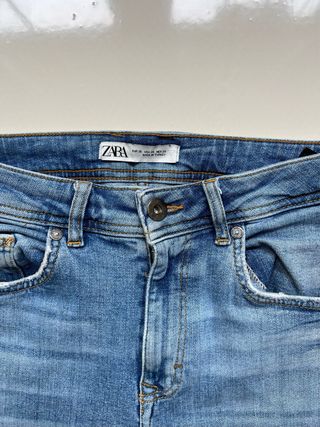 Pantalón vaquero Zara desgastado azul claro