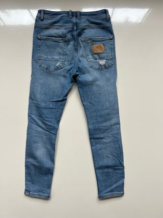 Pantalón vaquero Zara desgastado azul claro