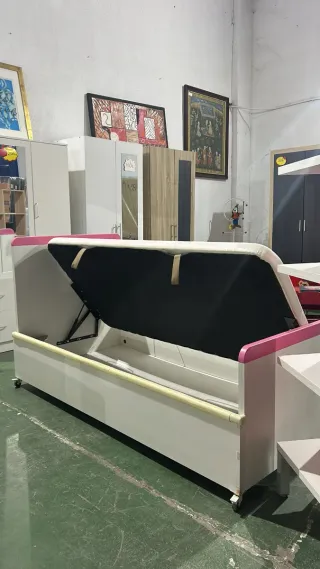 Cama convertible rosa y blanca