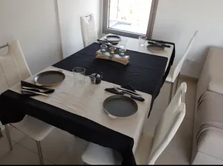 Mesa de comedor y mesa de centro.