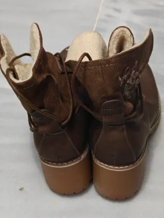 Stivali marroni con ricamo floreale